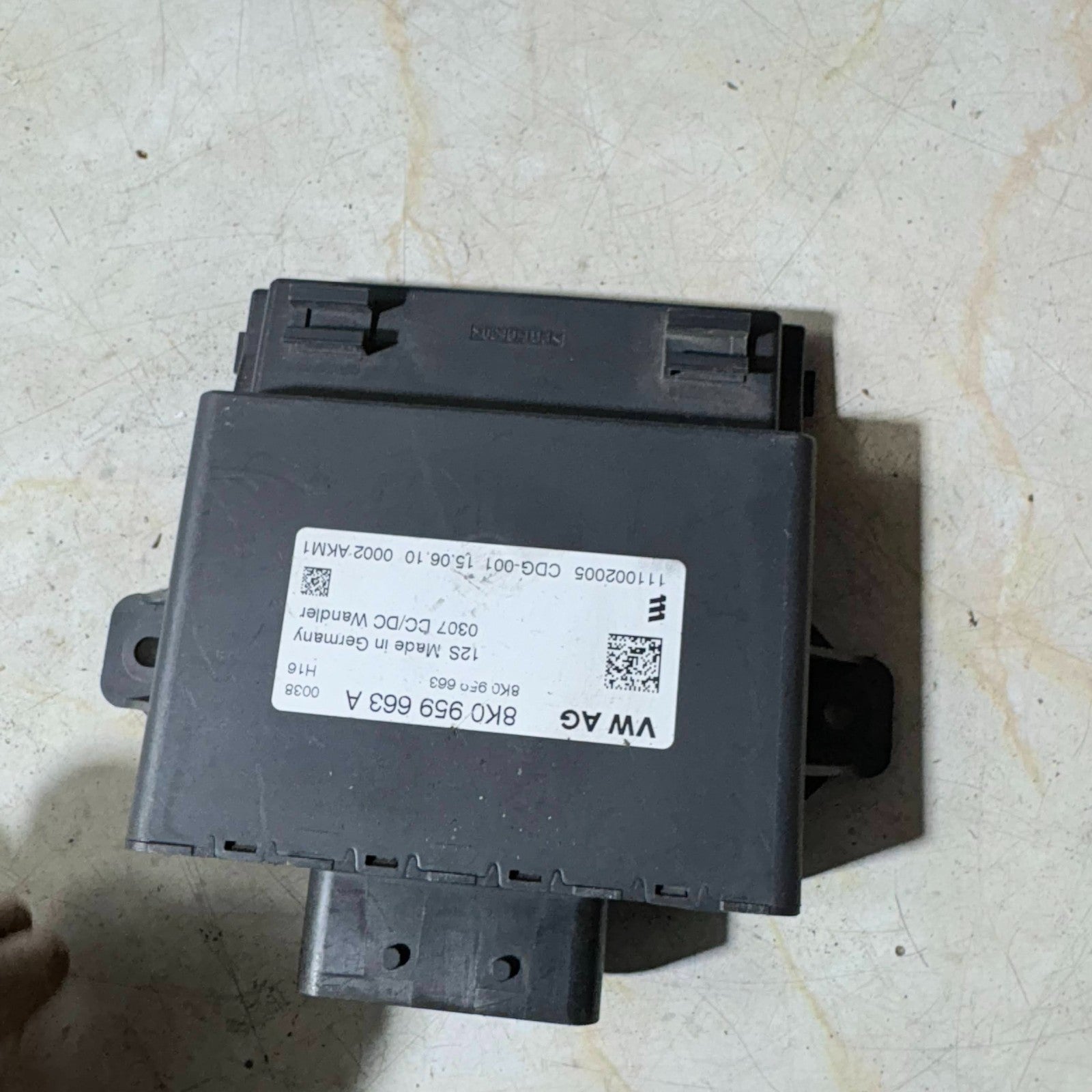 VW PASSAT (2010) LEFT FRONT VOLTAGE STABILIZER CONTROL MODULE 8K0959663A