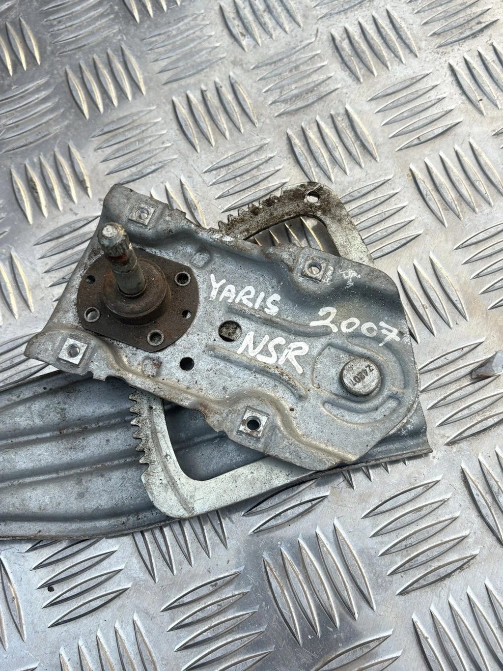 TOYOTA YARIS MK2 2005-2011 REAR LEFT NSR PASSENGER SIDE MANUAL WINDOW REGULATOR