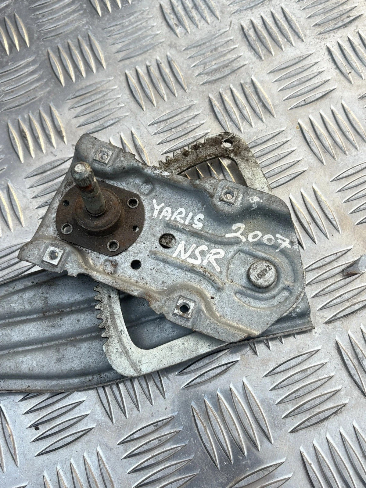 TOYOTA YARIS MK2 2005-2011 REAR LEFT NSR PASSENGER SIDE MANUAL WINDOW REGULATOR