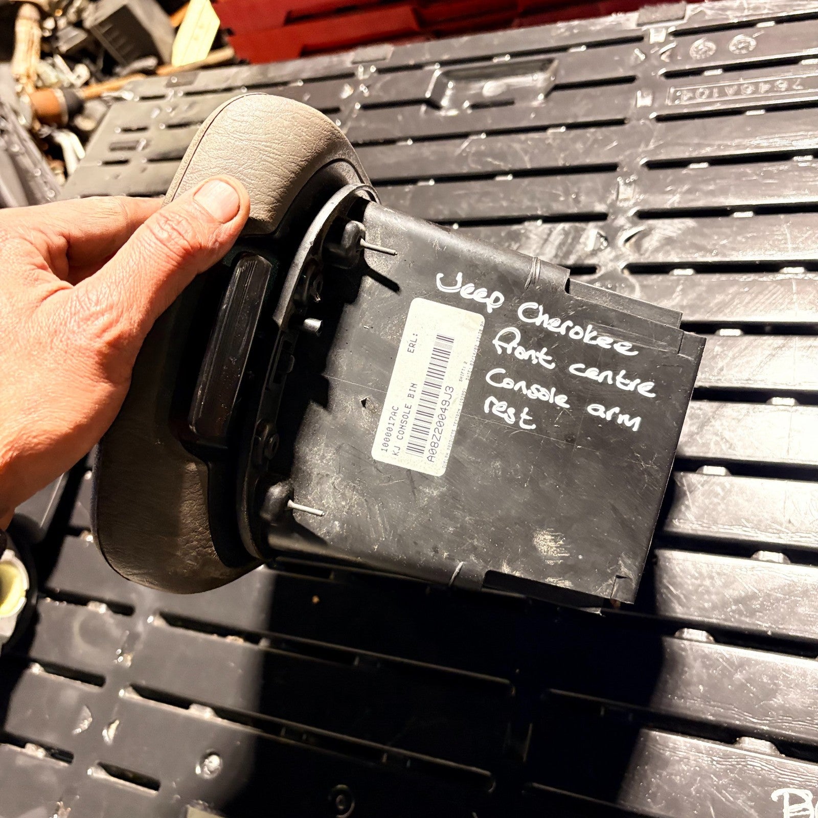 JEEP CHEROKEE 2002-2008 CENTRE CONSOLE ARMREST + CENTER COMPARTMENT 1000017AC