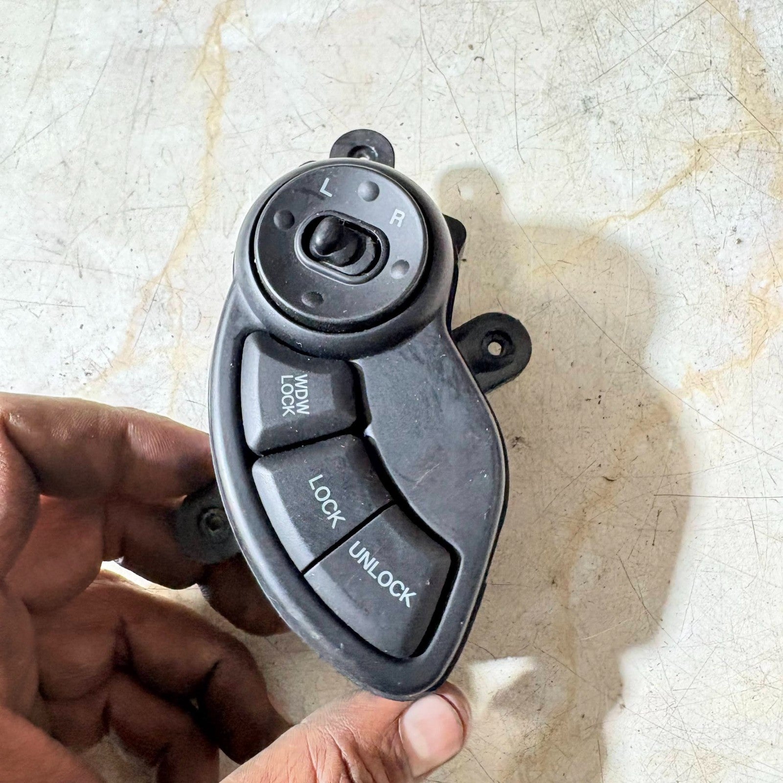 HYUNDAI SANTA FE 2002 MK1 5DR DRIVERS FRONT MIRROR CONTROL SWITCH 93530-26500