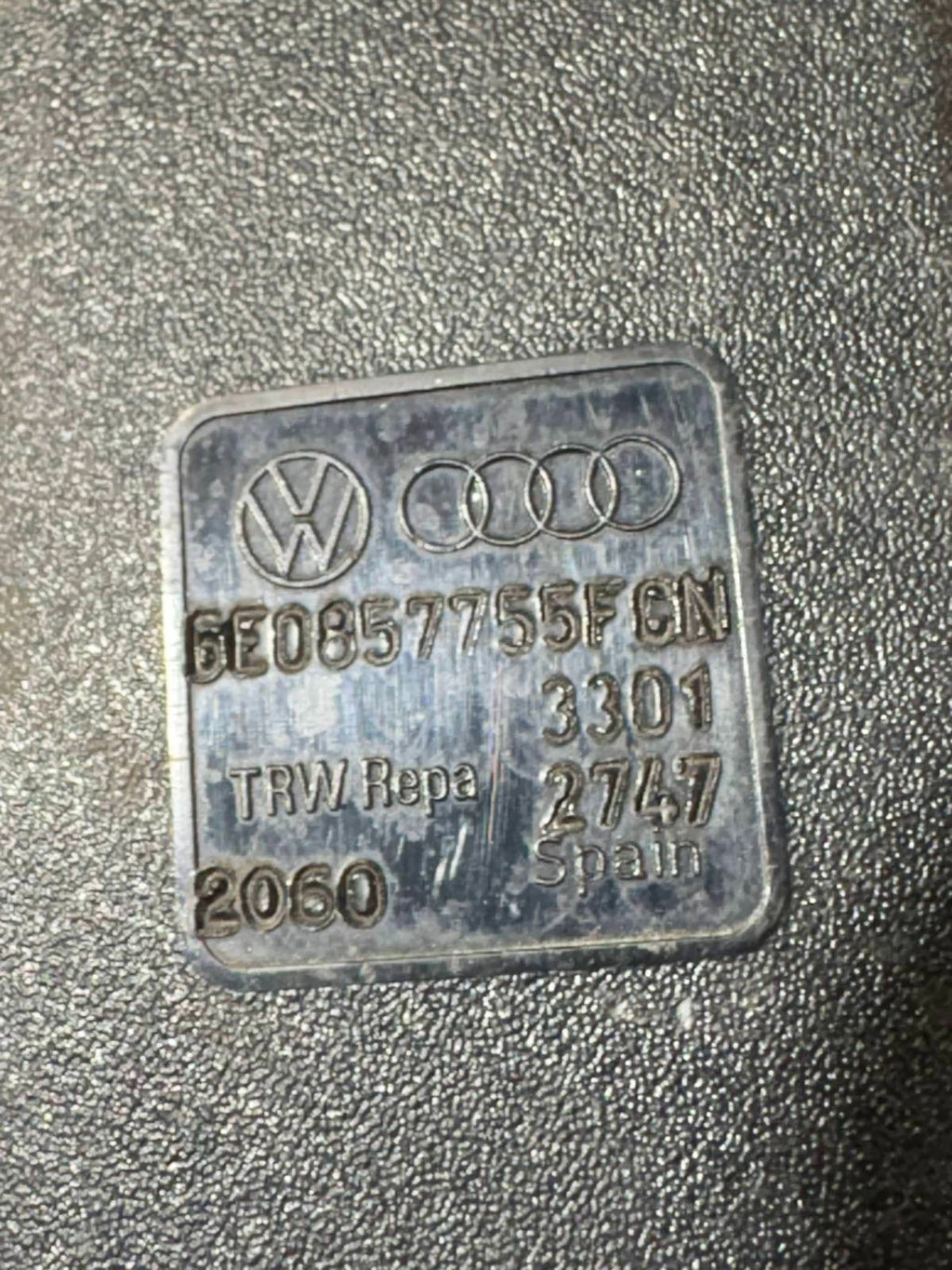 VW POLO 6N2 LUPO DRIVERS RIGHT OSF FRONT SEAT BELT BUCKLE RECEIVER 6E0857755FCN