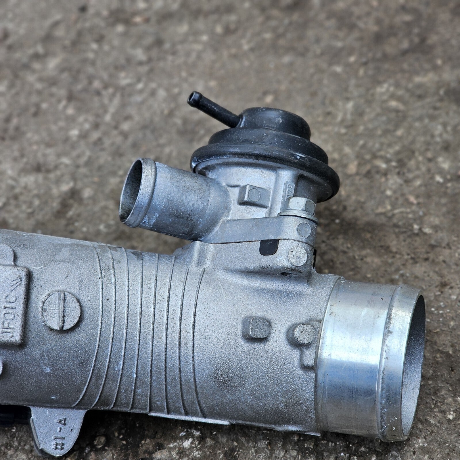 Nissan R35 GT-R blow off valve and pipe K5T09481