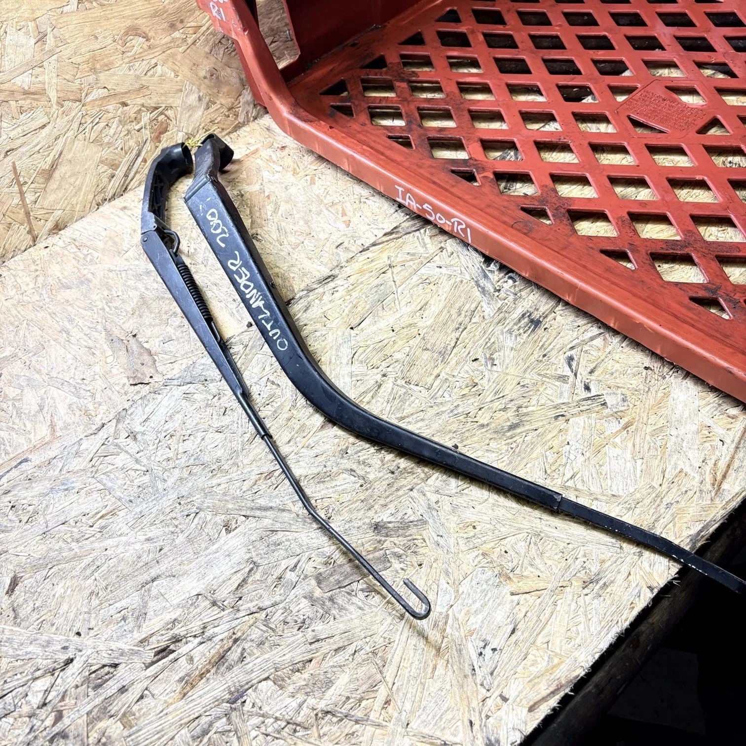 Mitsubishi Outlander SPORT L550 MK1 PAIR OF FRONT WIPER ARMS 2007