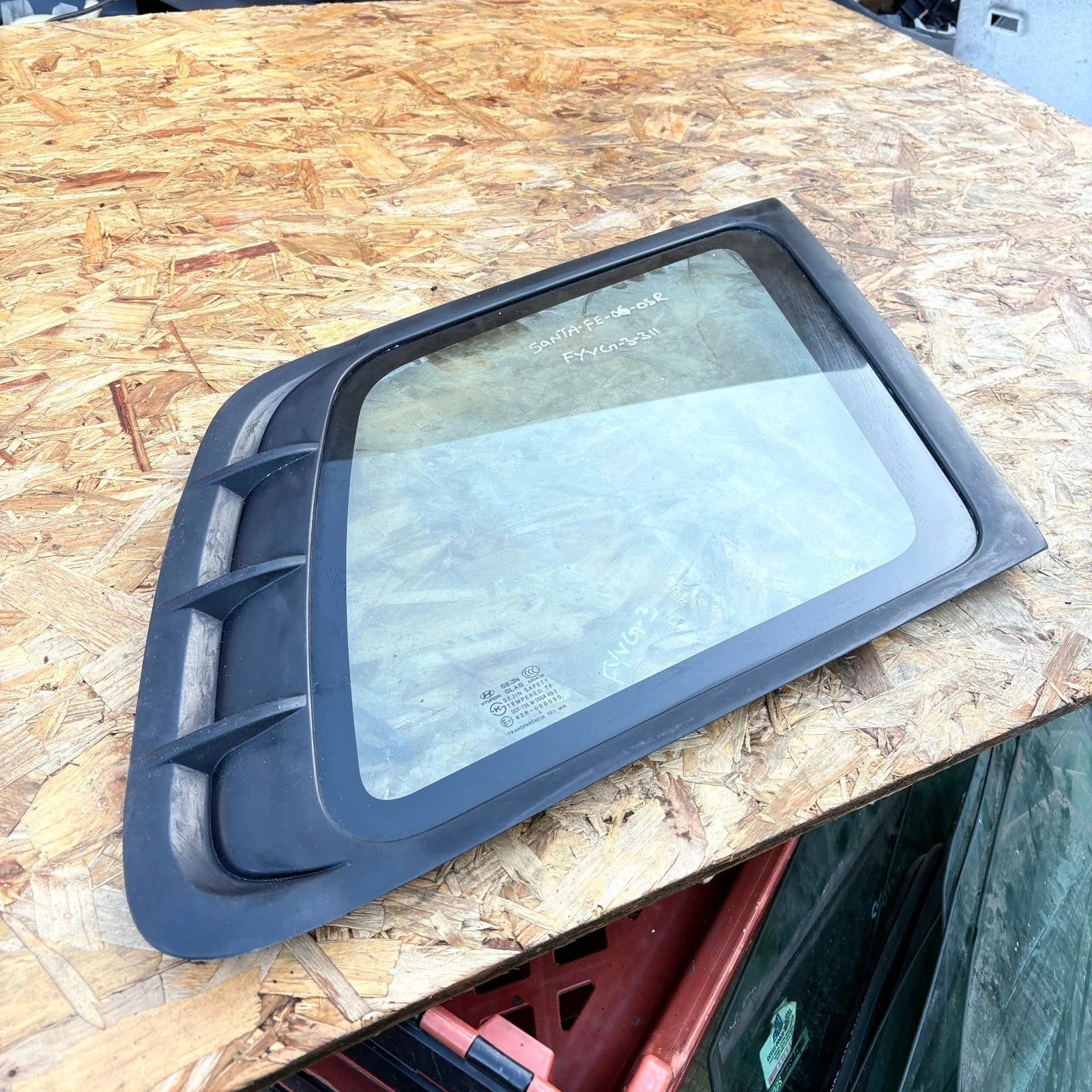 HYUNDAI SANTA FE QUARTER WINDOW GLASS REAR RIGHT SIDE MK2 2005 - 2012