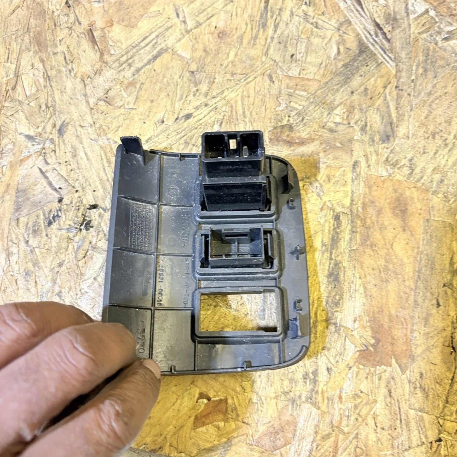 TOYOTA 588210F010 58821-0F010 53730A0 Traction control switch button UK524460-26