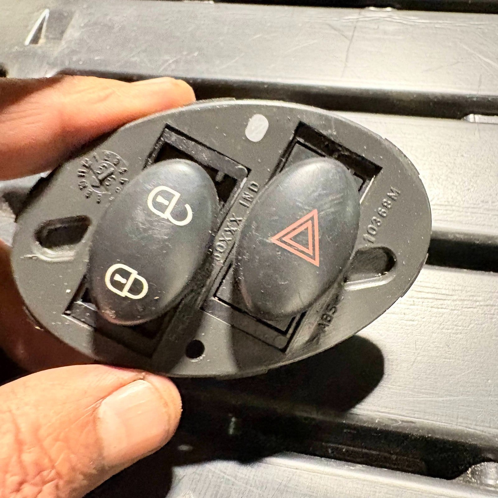 MG 2002-2005 REG HAZARD WARNING/CENTRAL LOCK UNLOCK SWITCH