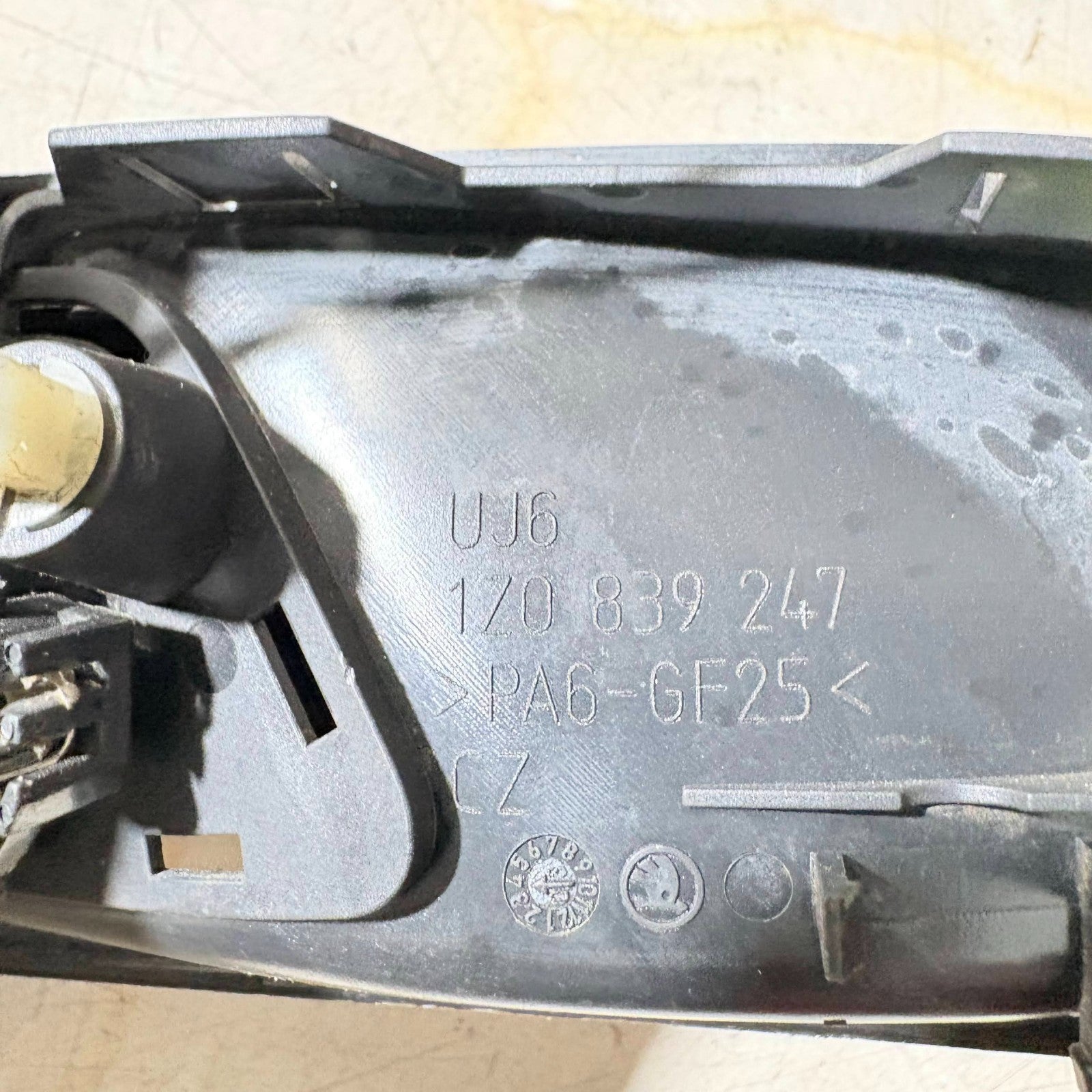 SKODA OCTAVIA PASSENGER SIDE REAR LEFT INTERIOR DOOR HANDLE 1Z0839247 04-12