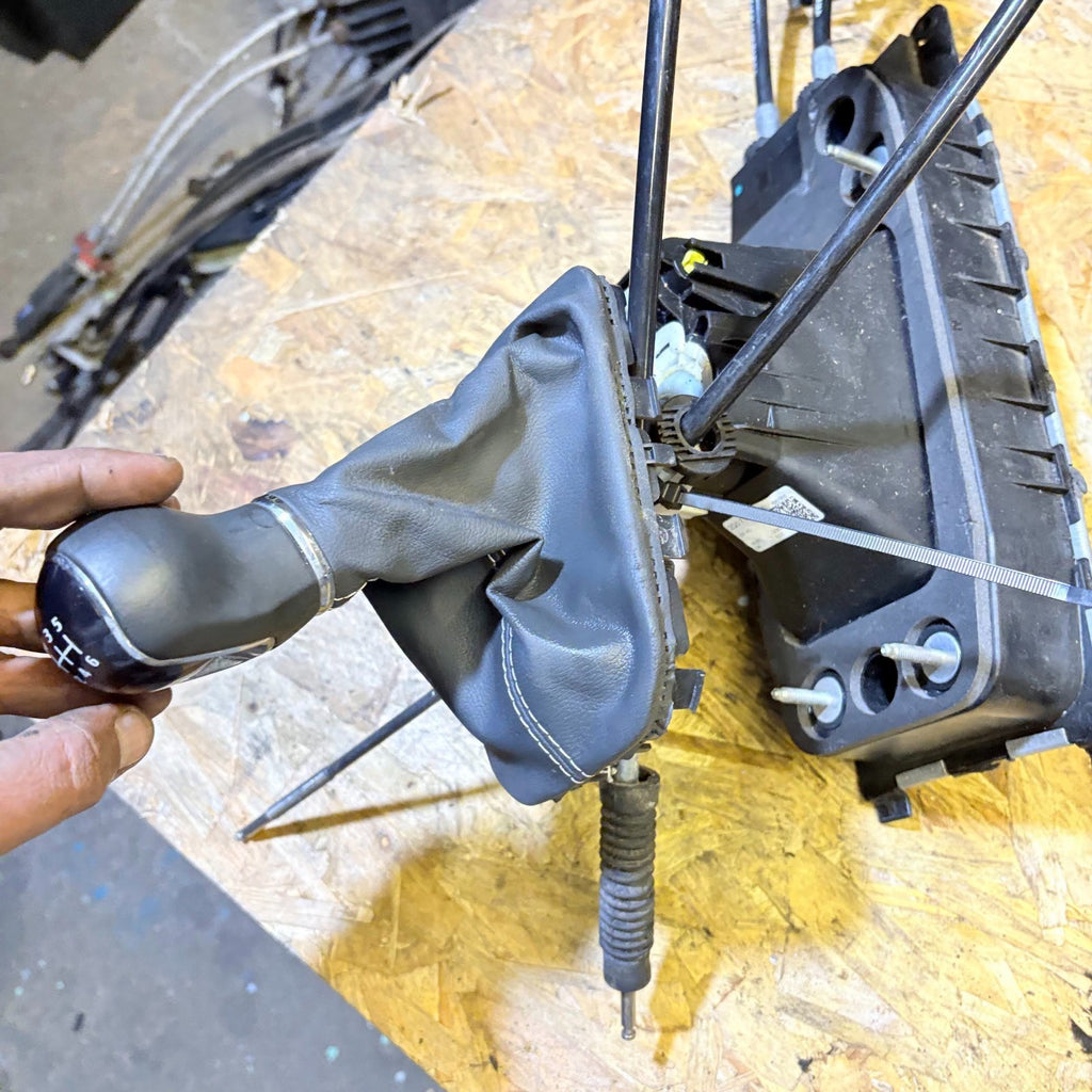 2018 SEAT ARONA GEAR SHIFTER SELECTOR WITH CABLES 2Q0711049K