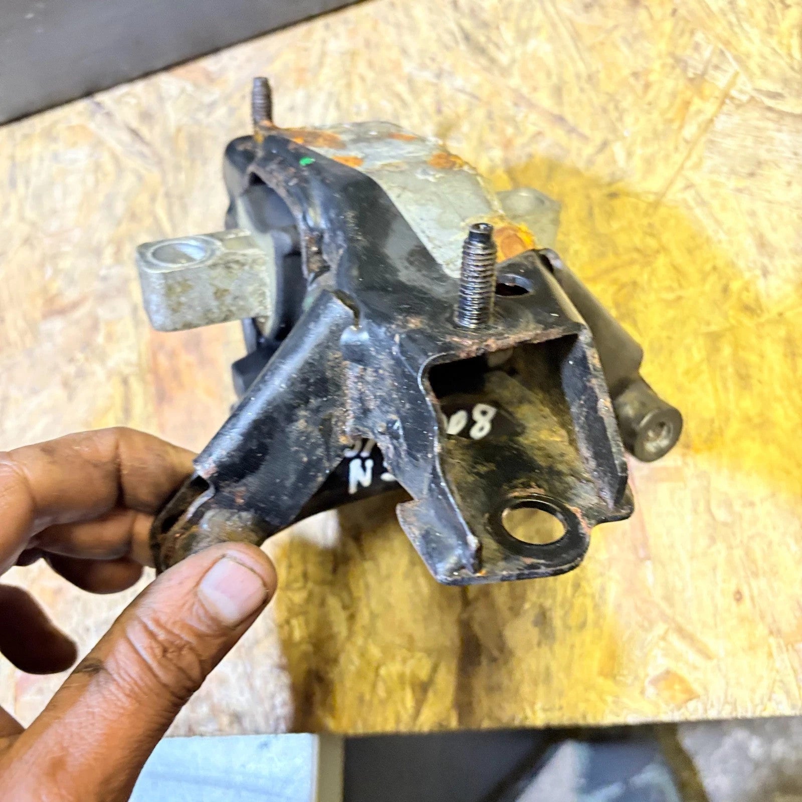 VOLKSWAGEN FOX 2008 PASSENGER LEFT FRONT ENGINE MOUNT