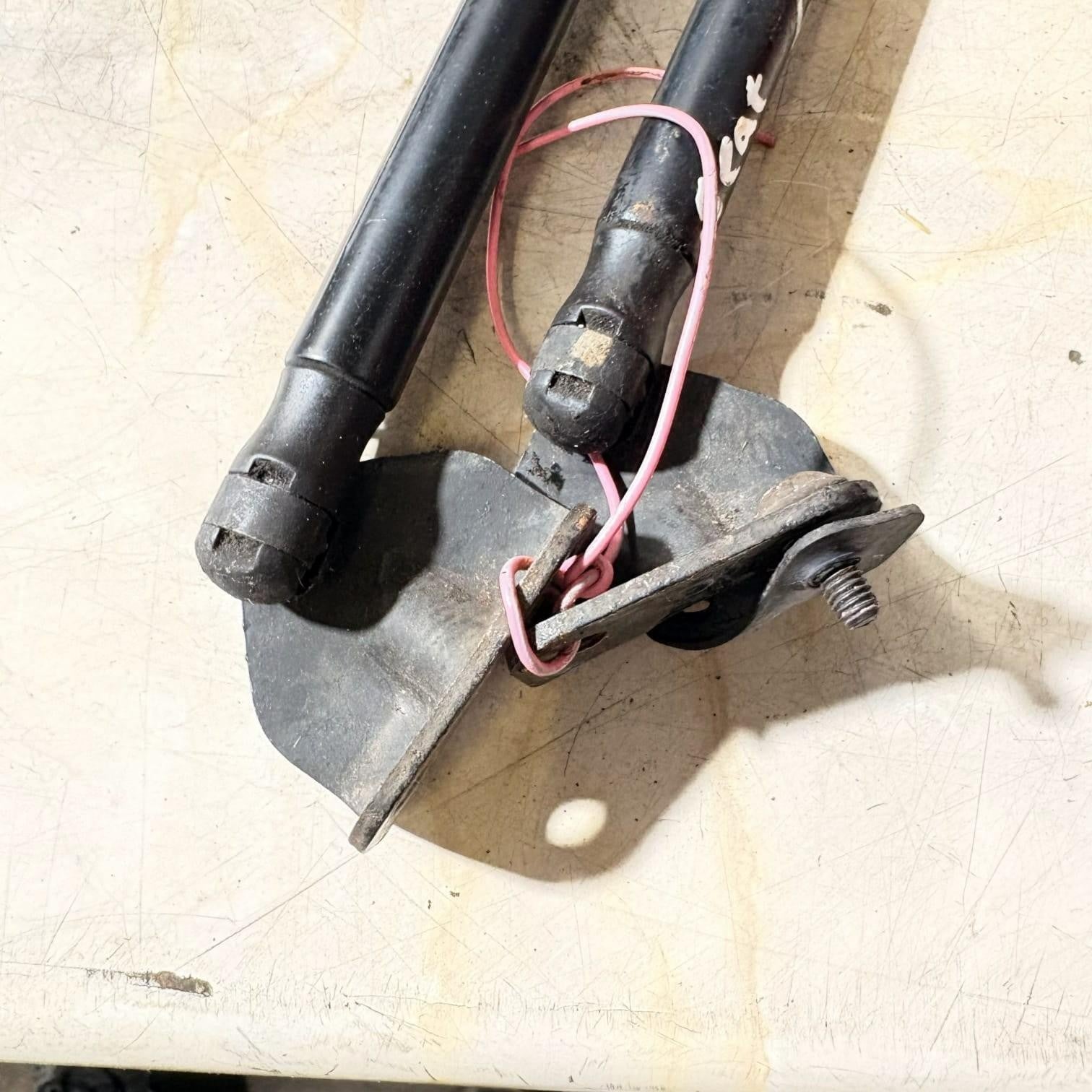 SEATLEONTAILGATEBOOTSTRUTSGASPAIR DRIVERREAR PASSENGER REAR1PO827550 2008NSR,OSR
