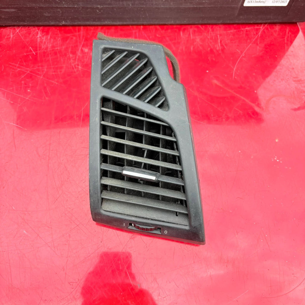 BMW E81 E82 E87 E88 1 Series 2004-2013 RH Dash Air Vent 7059188 64227059188