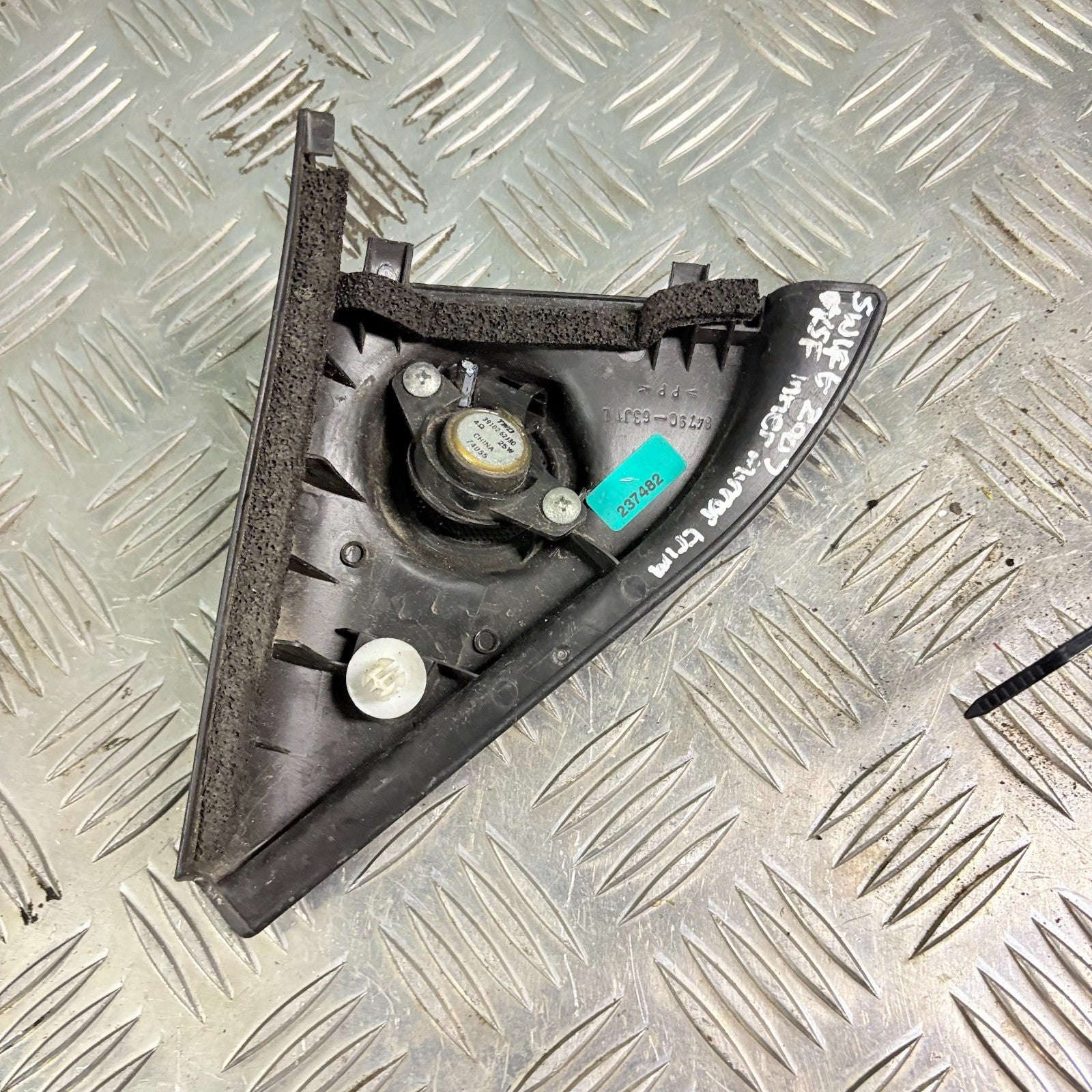 SUZUKI SWIFT 04-10 FRONT PASSENGER LEFT WING MIRROR TWEETER TRIM 84790-63J1