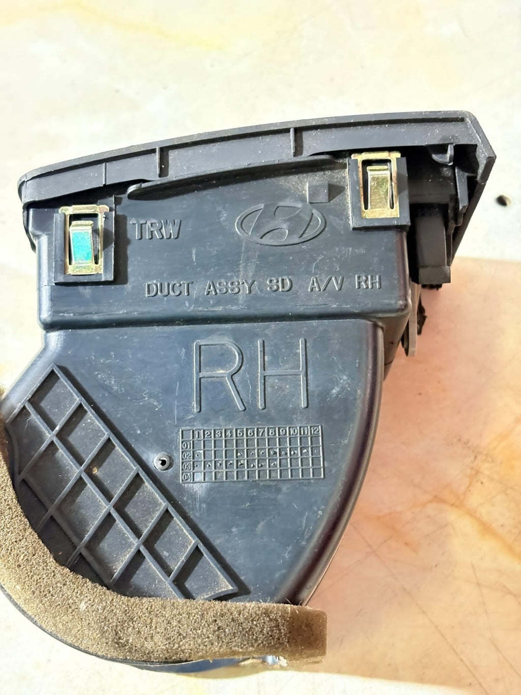 TOYOTA AVALON PASSENGER RH DASH AIR VENT 2004 LT GRAY 55680-07010
