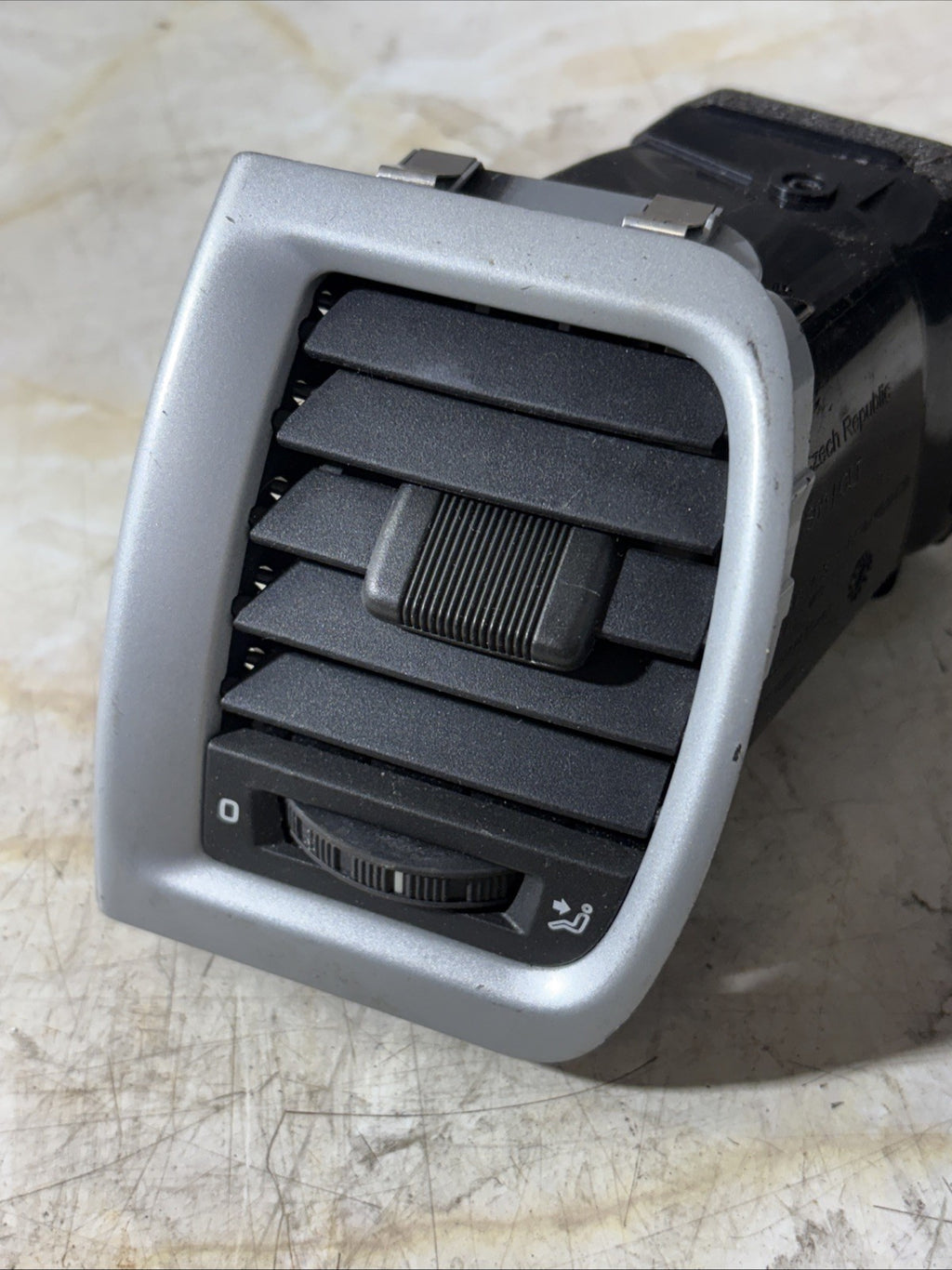 Skoda Fabia Mk2 FL 2009-2014 Passenger Left Dashboard Heater Air Vent 5J0819701