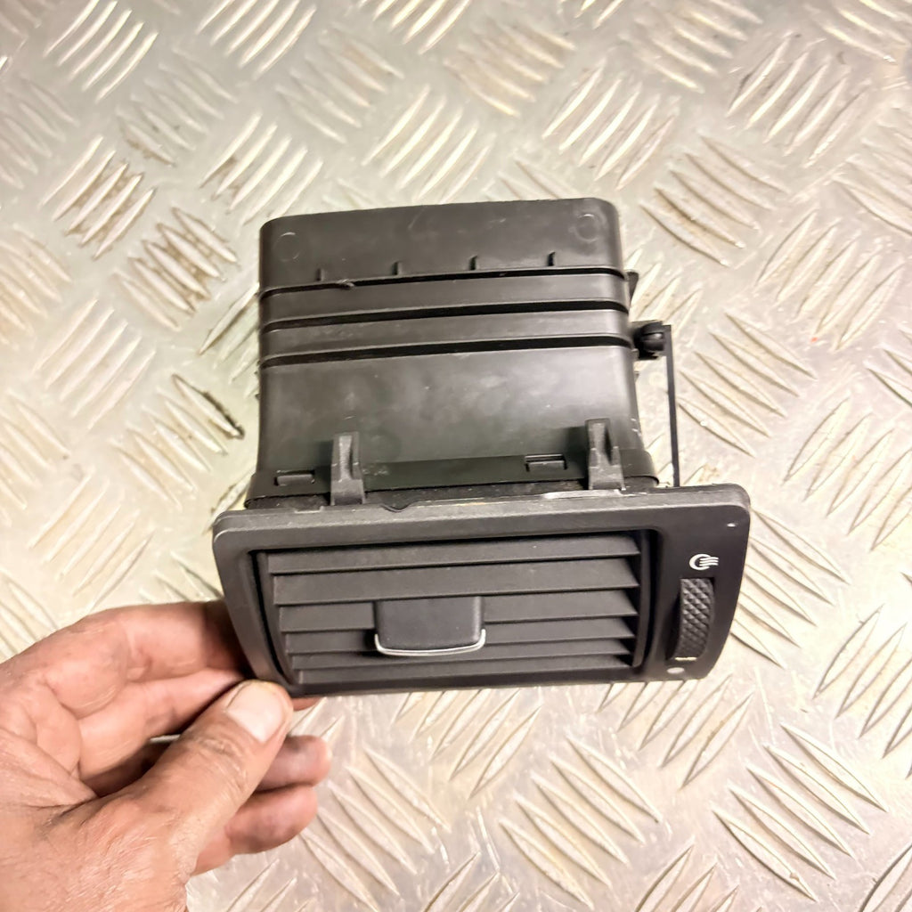 Ford Mondeo 2004 Passenger Front Left Side Dashboard Heater Vent