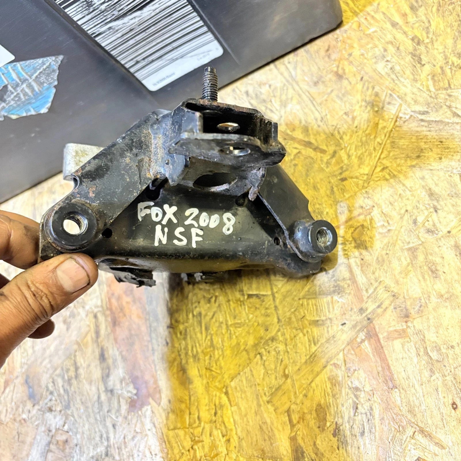 VOLKSWAGEN FOX 2008 PASSENGER LEFT FRONT ENGINE MOUNT