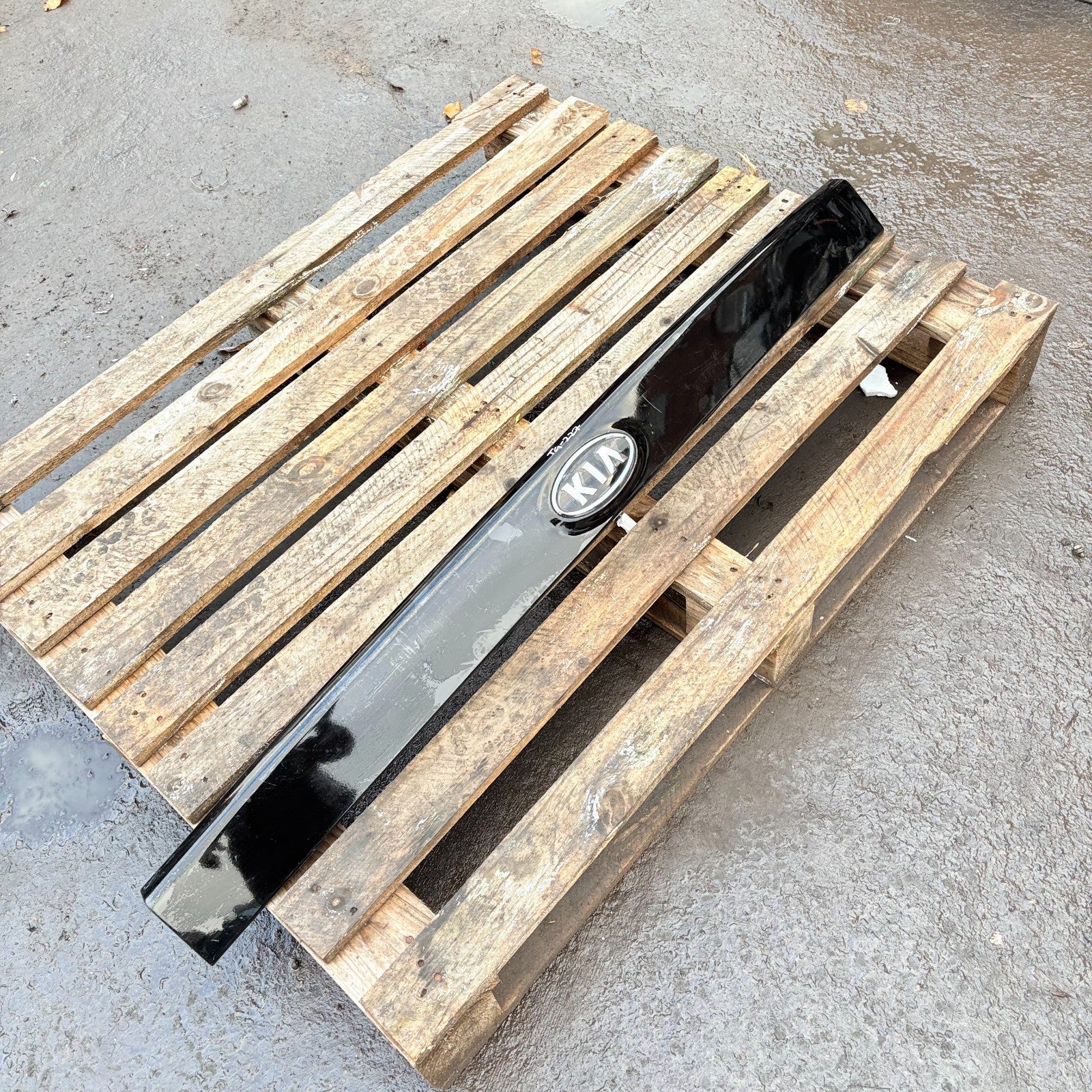 2013 On MK3 KIA CARENS TAILGATE TRIM + Badge 5 DOOR MPV