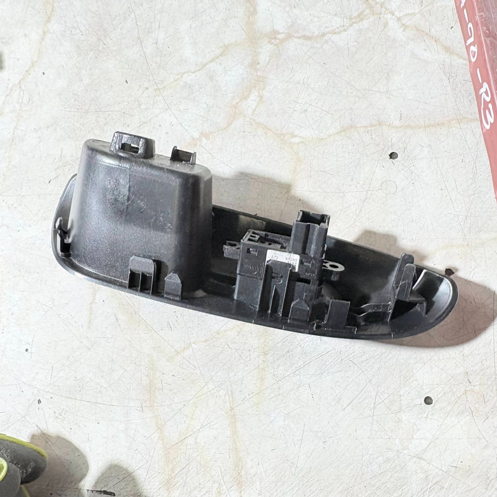 Nissan Juke F15 2010–2014 Front Right Driver Side Window Switch 82961-1KA2A