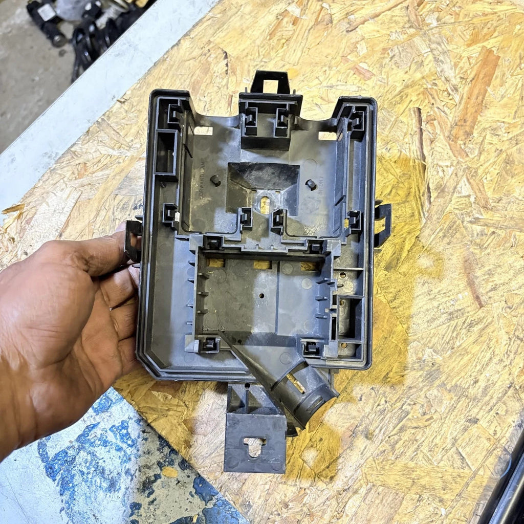 VAUXHALL MOKKA MK1 2012-2019 ENGINE BAY FUSE BOX MOUNTING BRACKET 95962913
