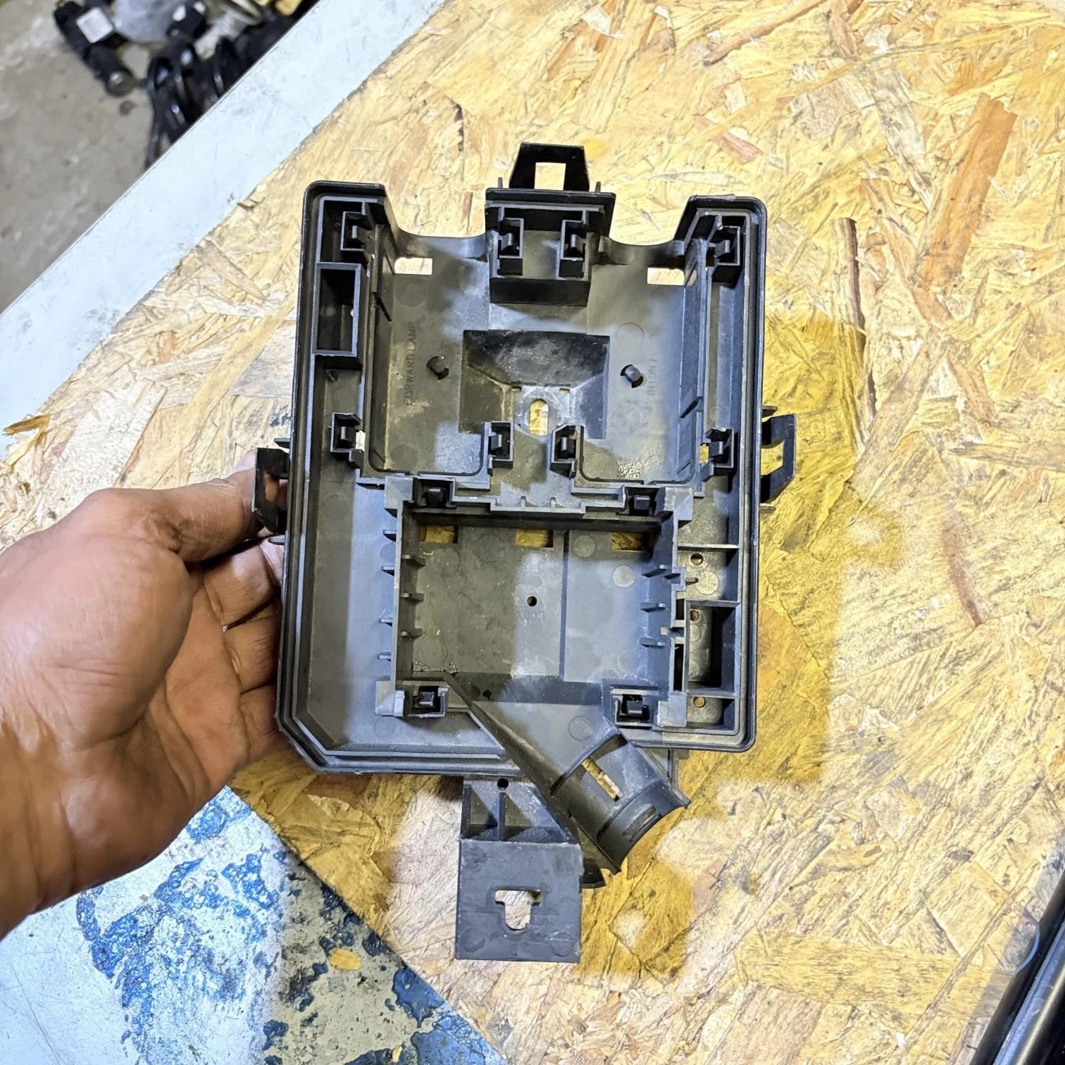 VAUXHALL MOKKA MK1 2012-2019 ENGINE BAY FUSE BOX MOUNTING BRACKET 95962913