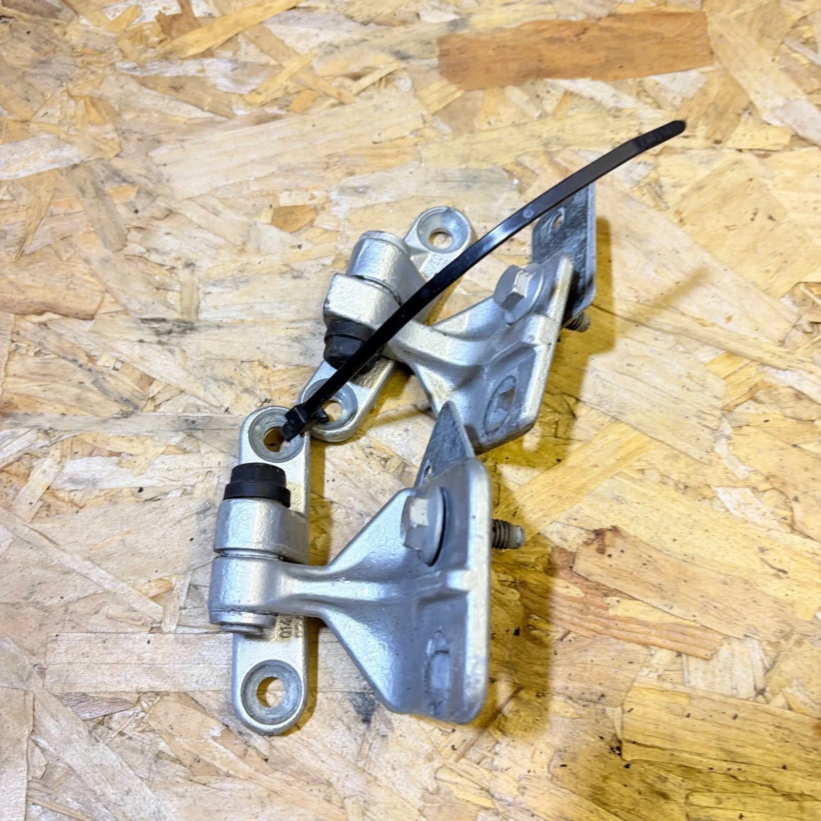 Mercedes C Class W203 S203 Rear Right Upper Door Hinge A2037300637 2000-2007