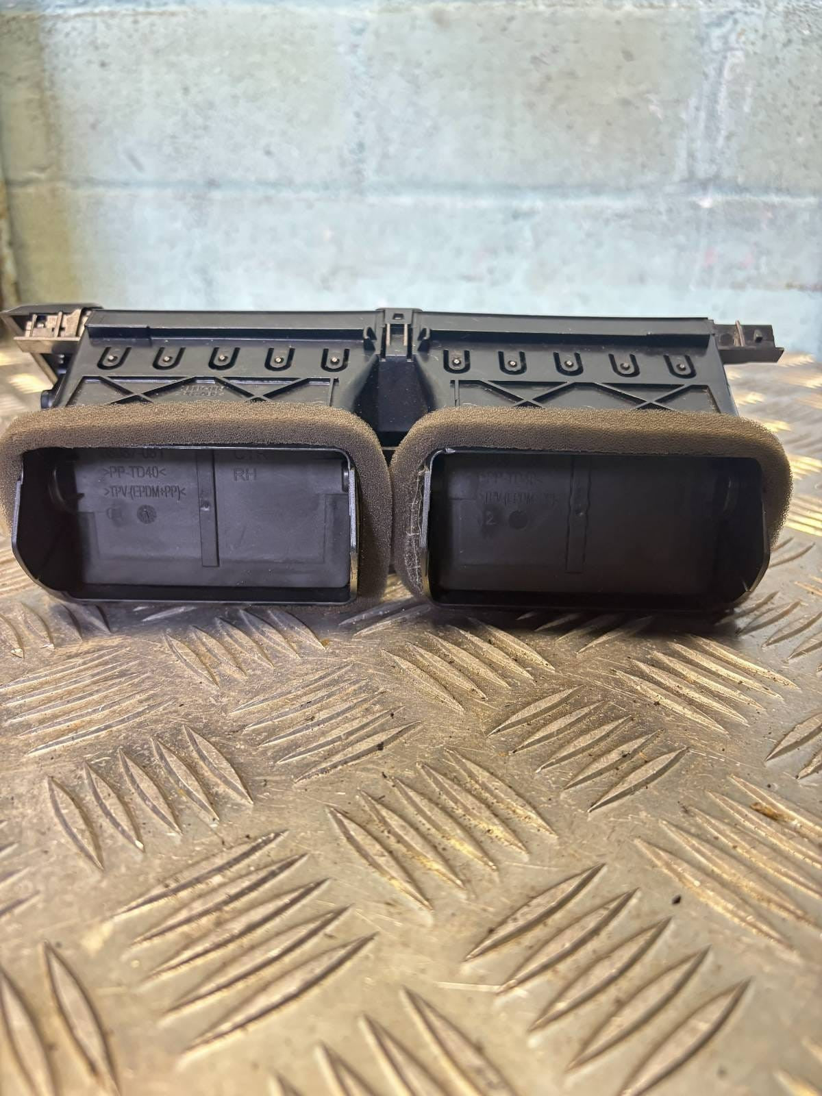 2018 LR RR EVOQUE L538 GJ3M-014L21-AB Central Dashboard Ventilator