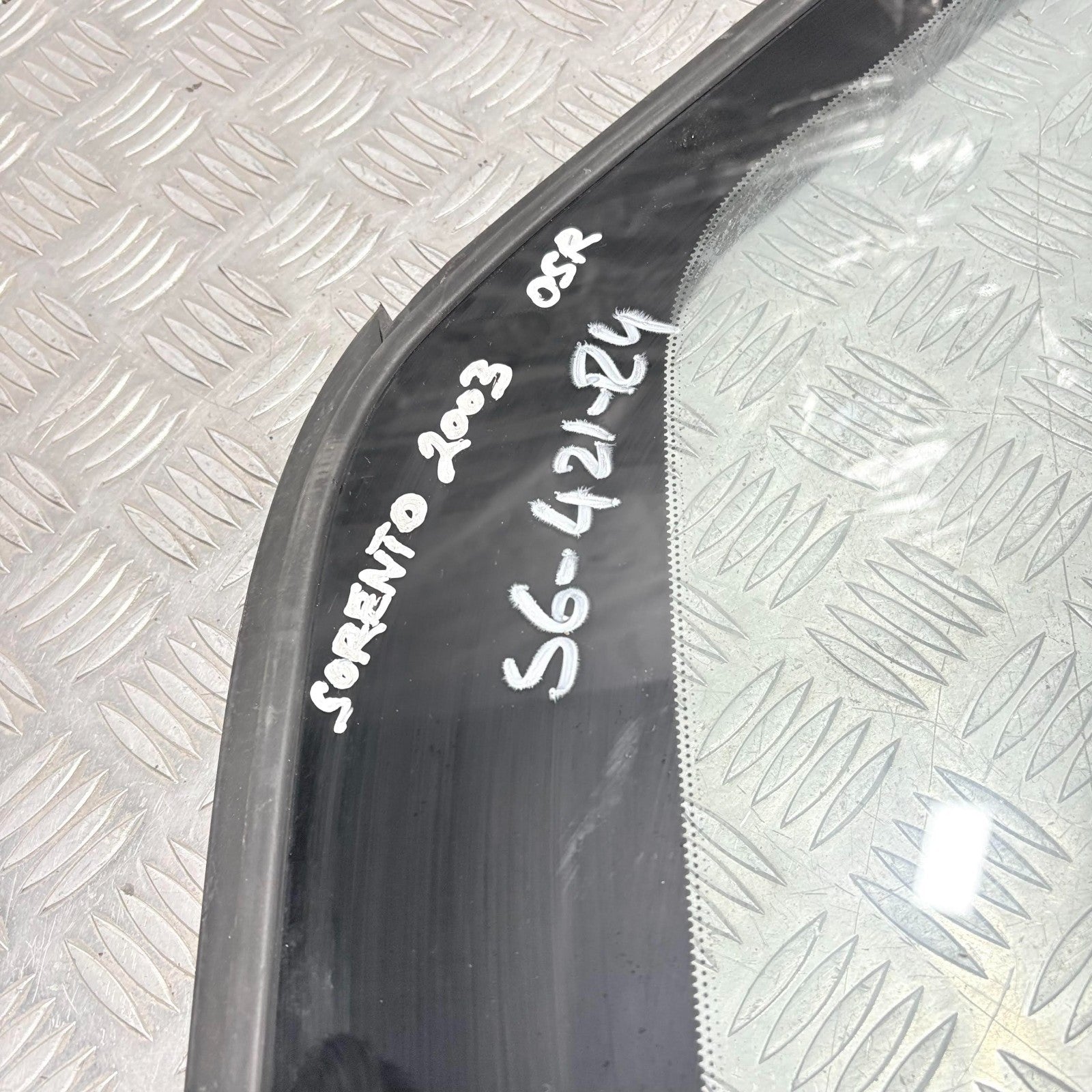 KIA SORENTO MK1 DRIVER REAR RIGHT QUARTER WINDOW GLASS TINTED 03-09 87820-3E030