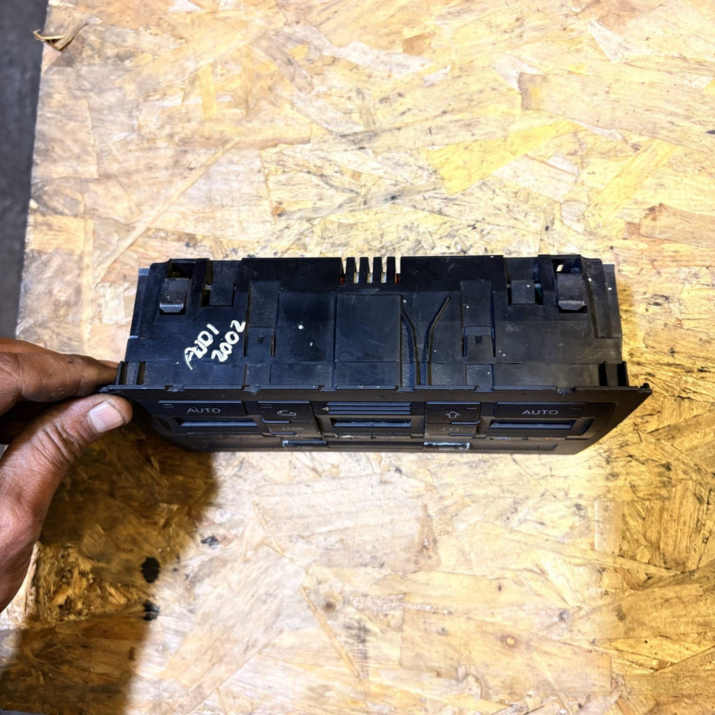 AUDI A4 B7 CLIMATE CONTROL UNIT 8E0820043B 2002