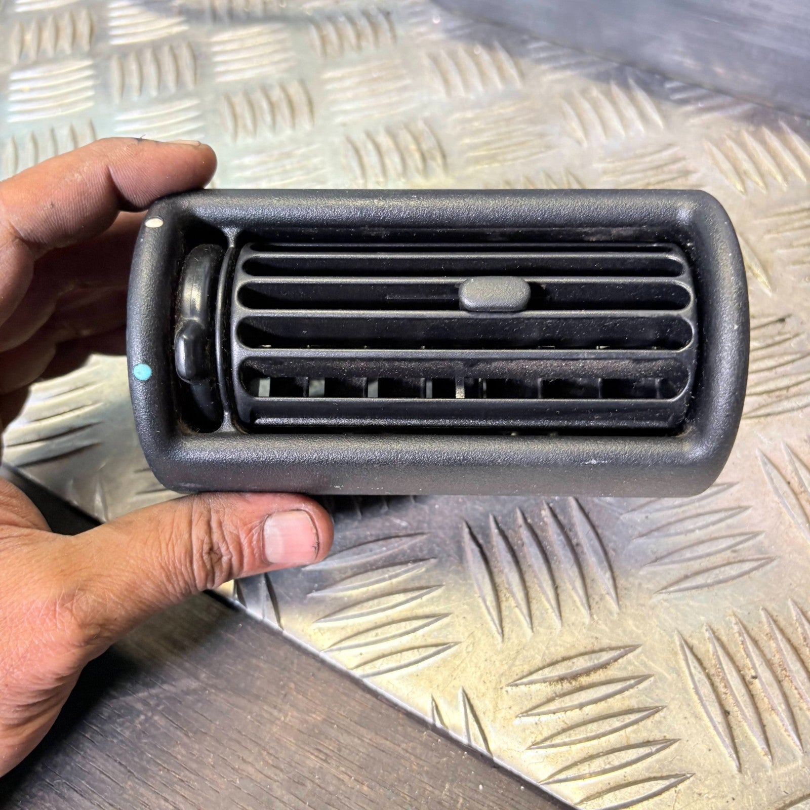 Land Rover Freelander 1 L314 1997-2006 OSF Driver Dash Air Vent MWC4078