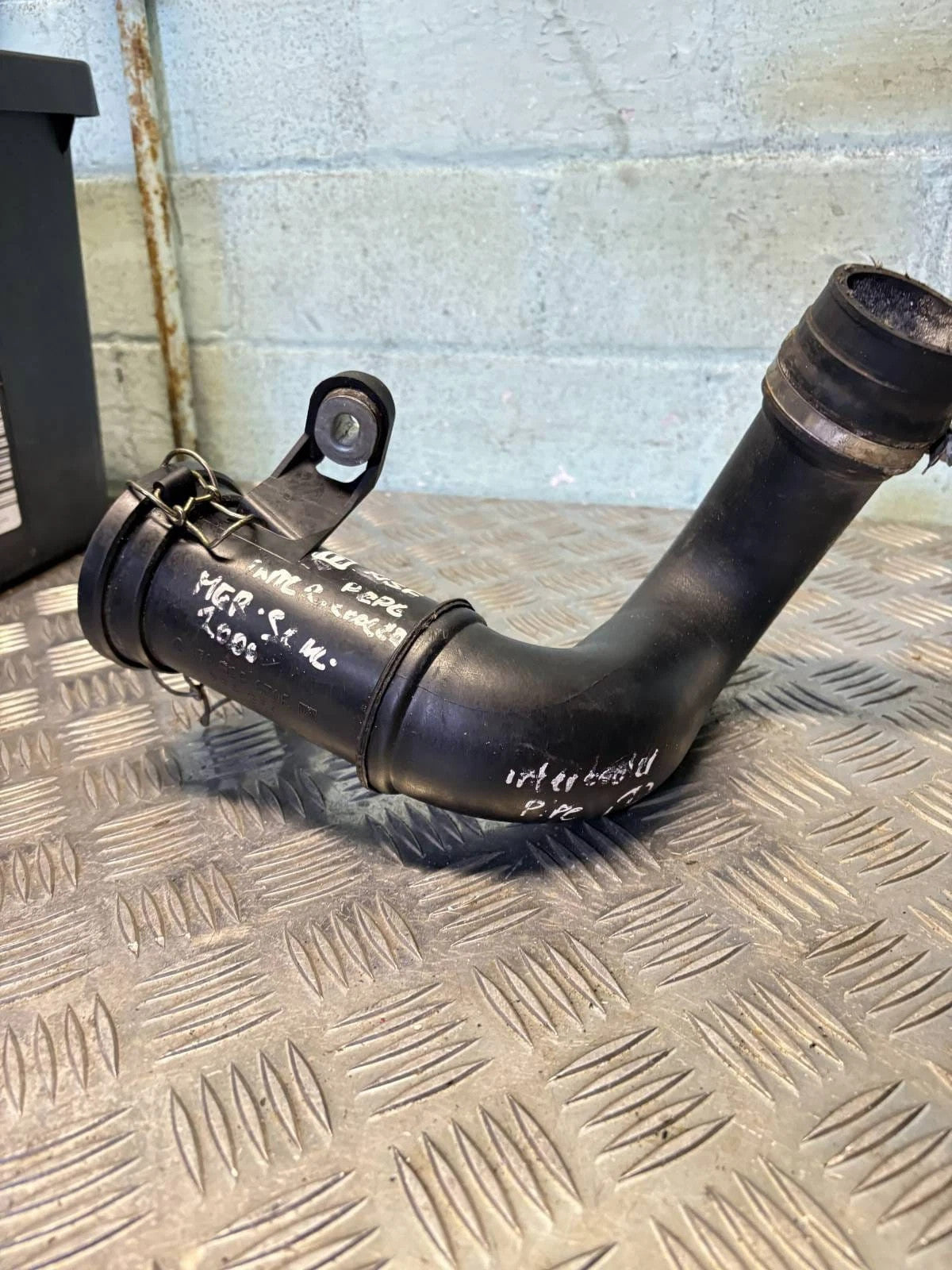 Mercedes SLK R17 M111 Air IntakeHoseKompresso Intercooler Pipe A1705280408 2000