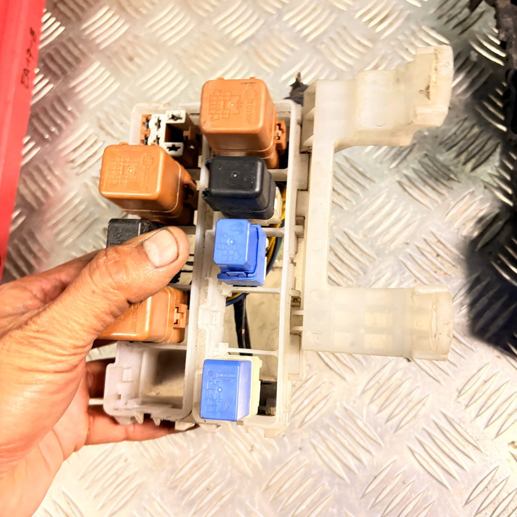 NISSAN X-TRAIL MK1 UNDER BONNET FUSE BOX BOARD 2001-07