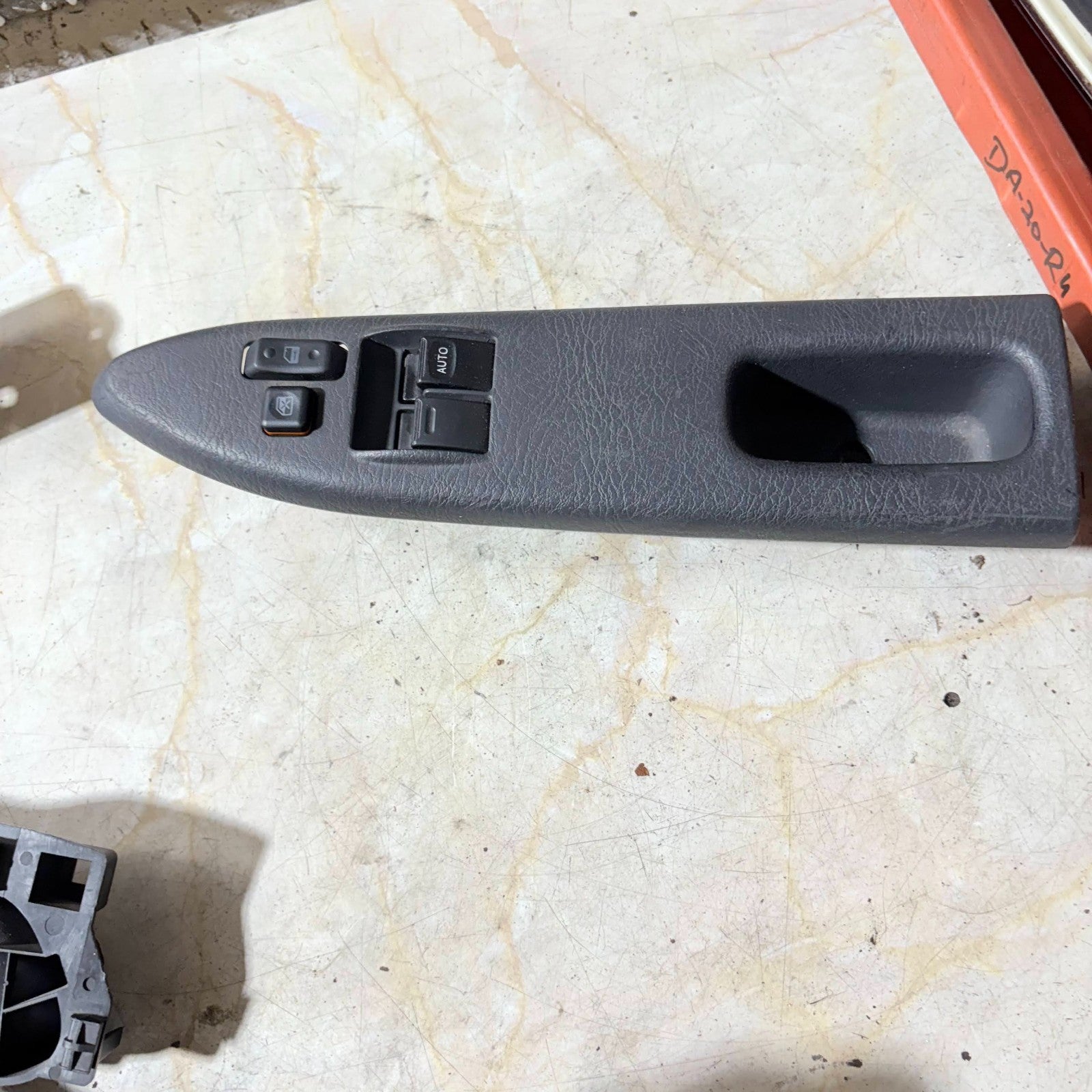 TOYOTA D4D FRONT DRIVER SIDE WINDOW CONTROL SWITCH