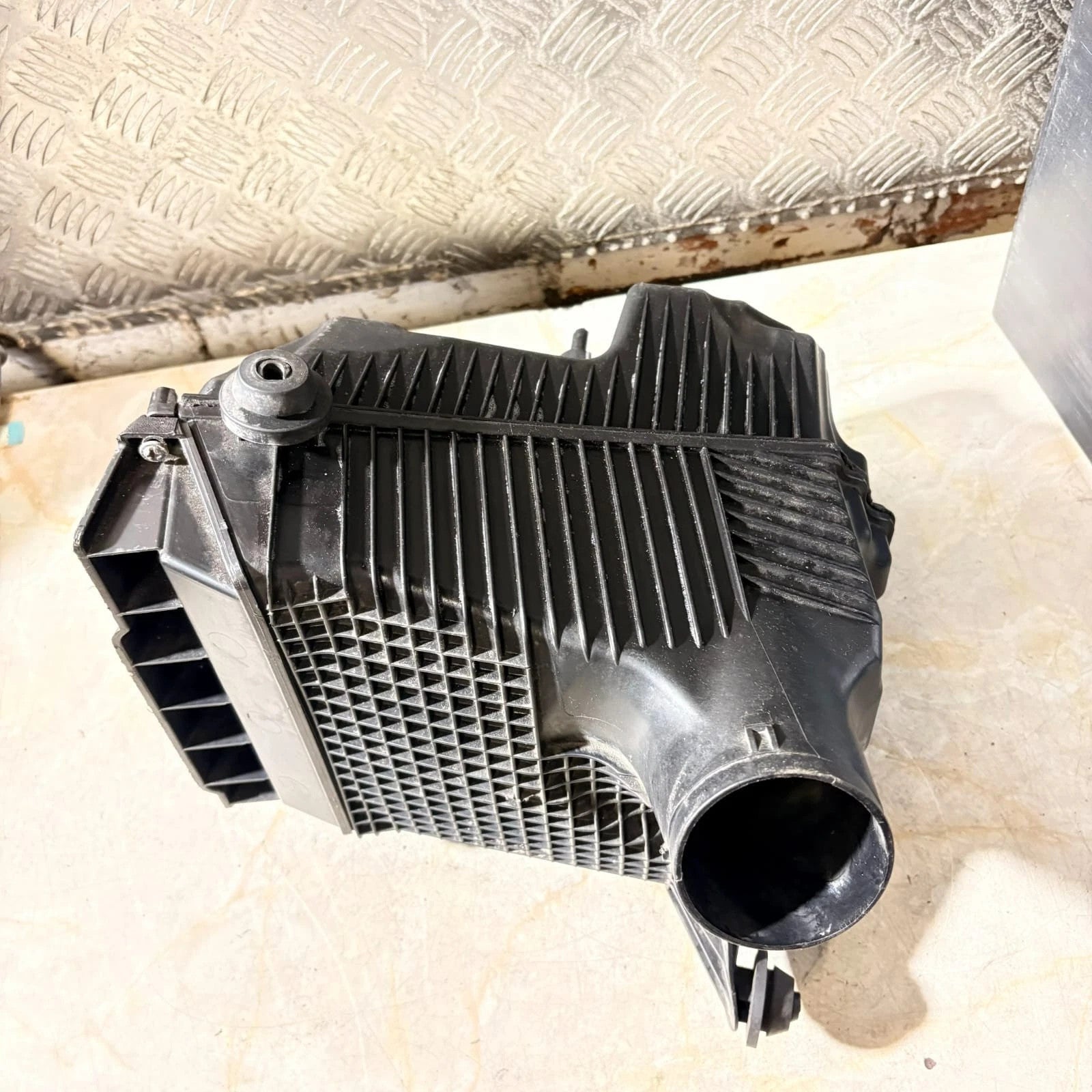 H8200176558 8200369755 Air filter box for Renault Megane UK408218-40 2005