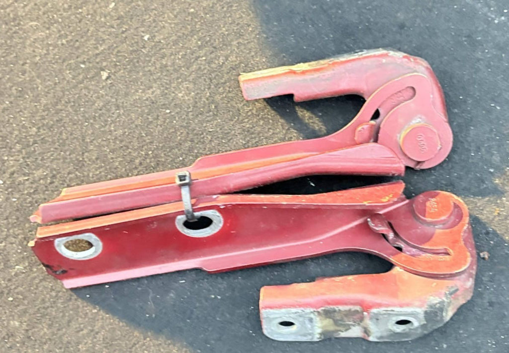 AUDI A3 8P 2006 BONNET HINGES BOTH OSF NSF SIDES 8P0823302B 8P0823301B