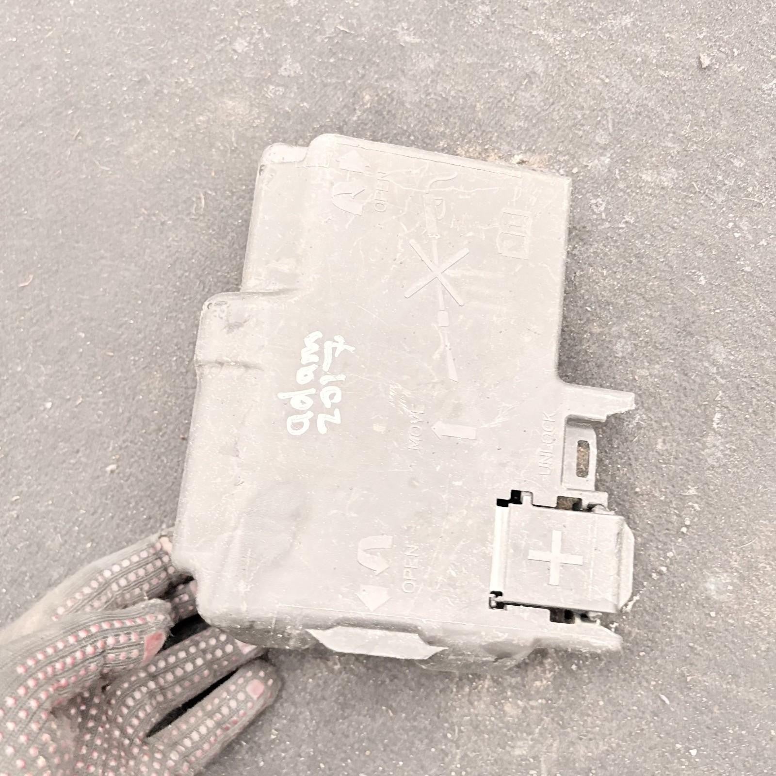 2017 Vauxhall Adam Battery Terminal Fuse Box 525230582