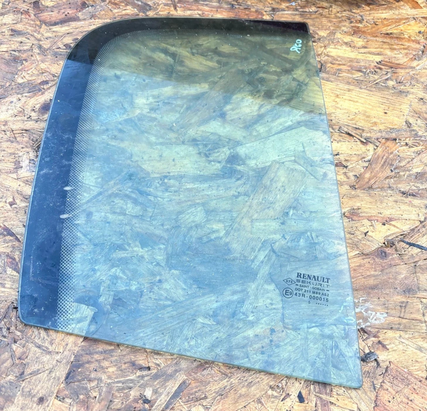 RENAULT MEGANE 2003-08 OFFSIDE DRIVER SIDE REAR DOOR QUARTER WINDOW GLASS