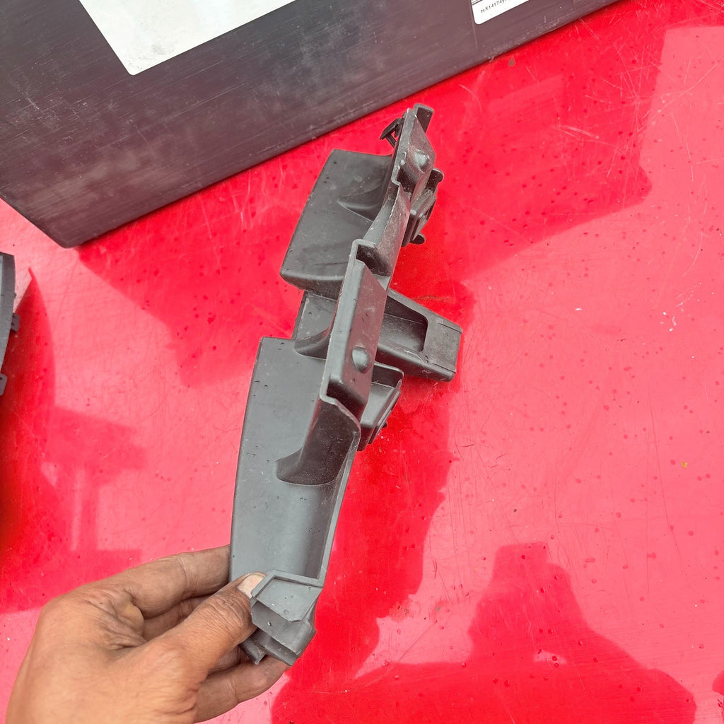 VOLVO Passenger Side Rear Left BUMPER BRACKET 30657218