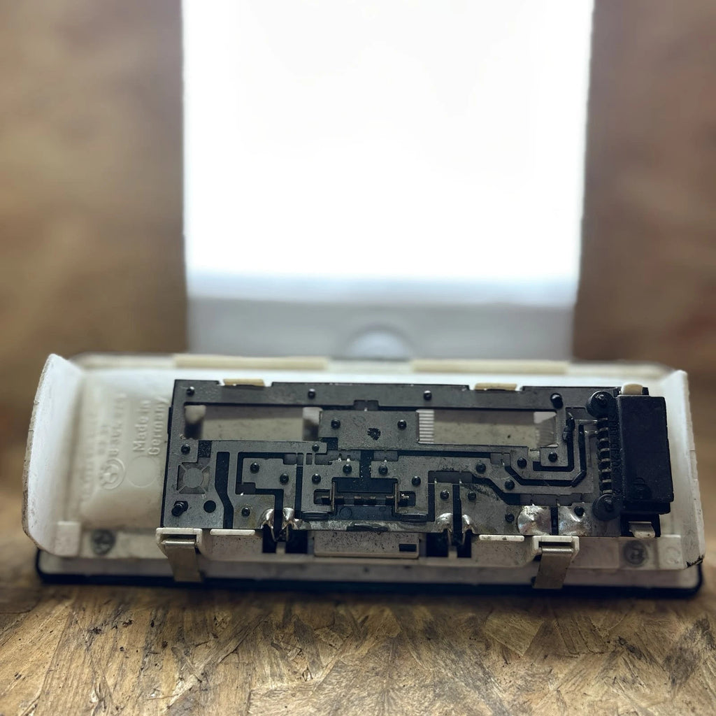 BMW 3 Series 318i 1999 Front Interior Roof Reading Light 8364928