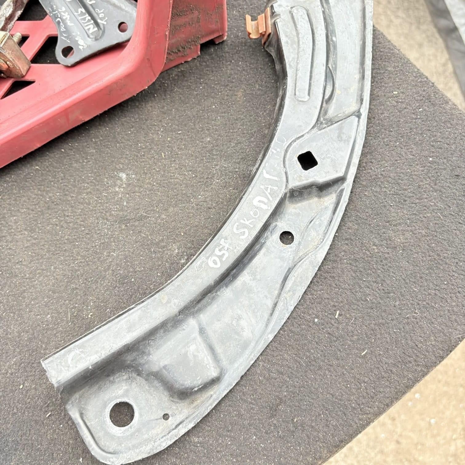 SKODA RAPID HEADLIGHT BRACKET DRIVER FRONT SIDE 5JA805932A