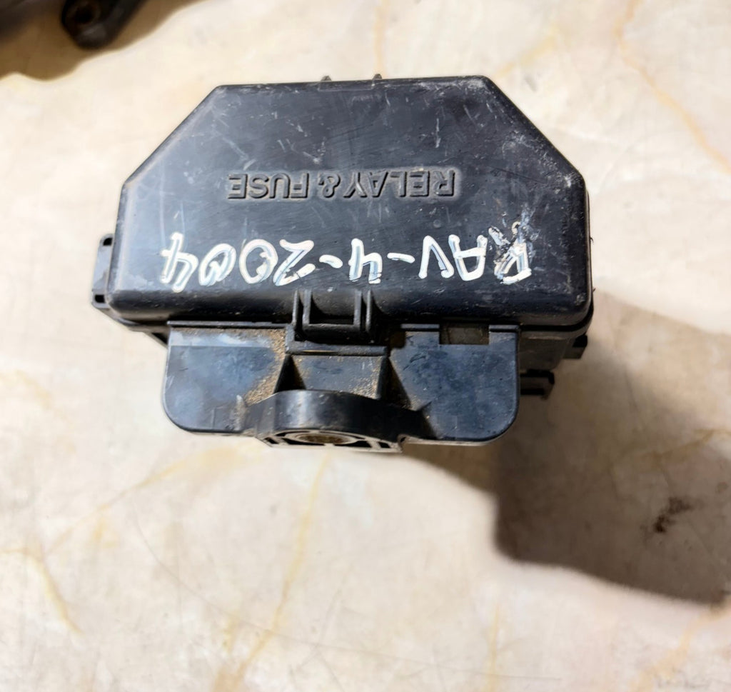 Toyota RAV4 Mk2 2004-2005 Relay Fuse Box Engine Bay Wiring Block Relays
