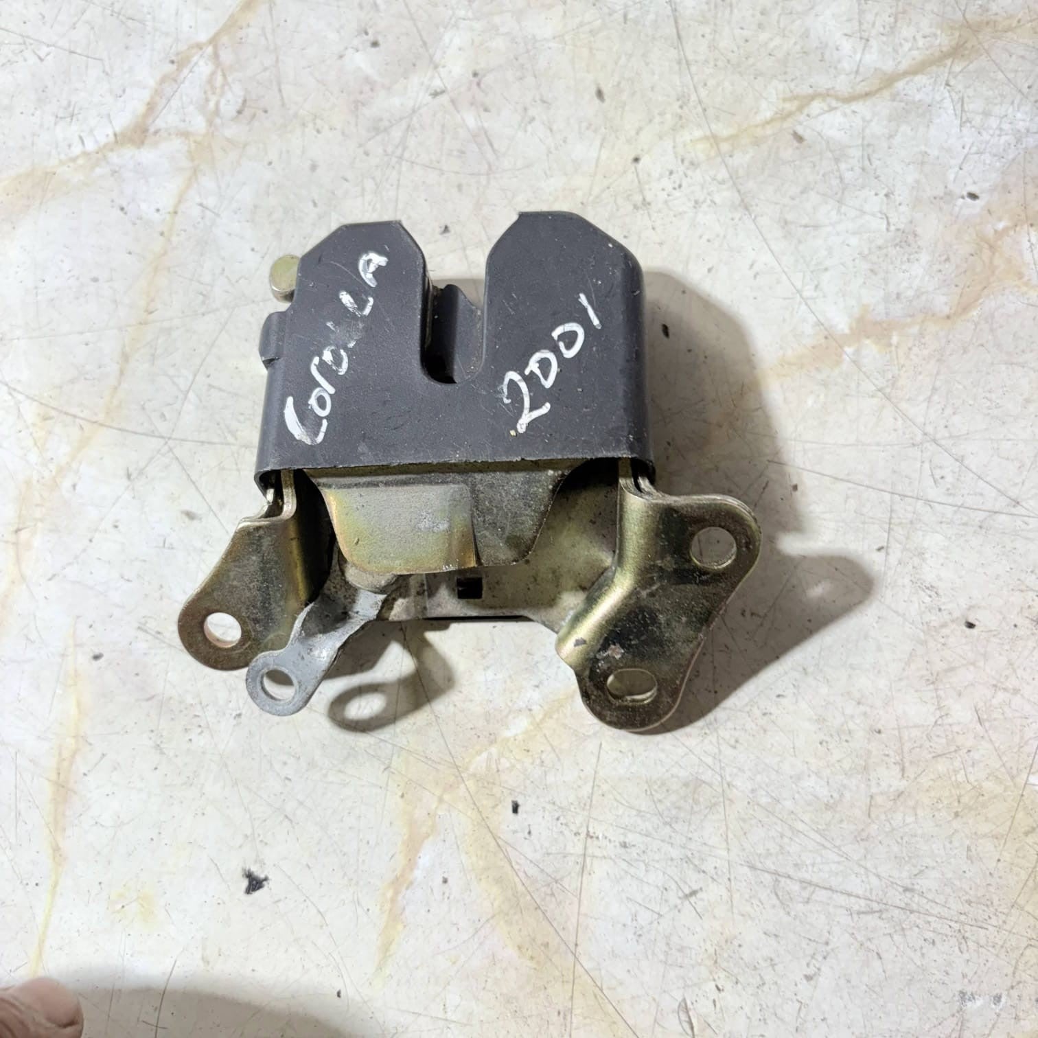 Toyota Corolla boot tailgate lock 2001