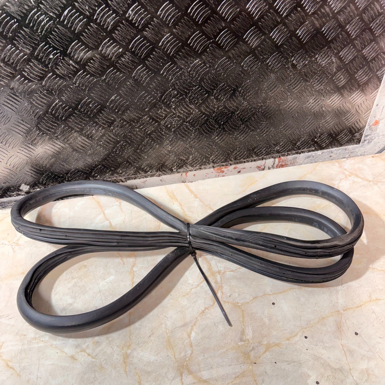 HYUNDAI GETZ MK1 2002-2005 FRONT RIGHT DRIVER O/S DOOR RUBBER SEAL 82120-1C000