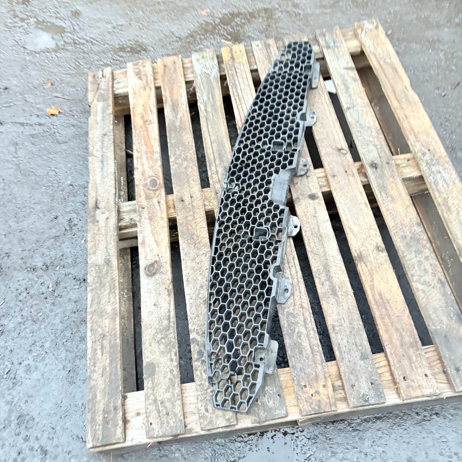 KIA Carens mk2 II 2008 Front bumper lower grill 865611D010