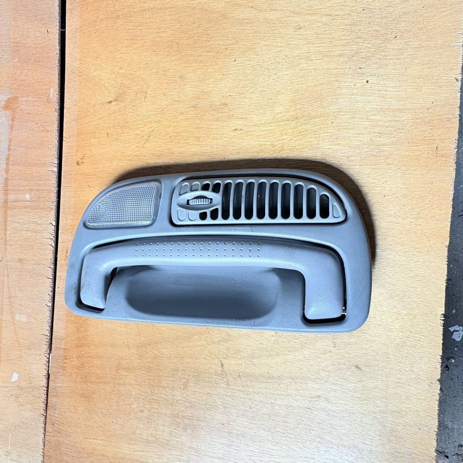 OK55251310 Kia Sedona 02-05 RH Roof Grab Handle Air Vent Reading Light Gray OEM