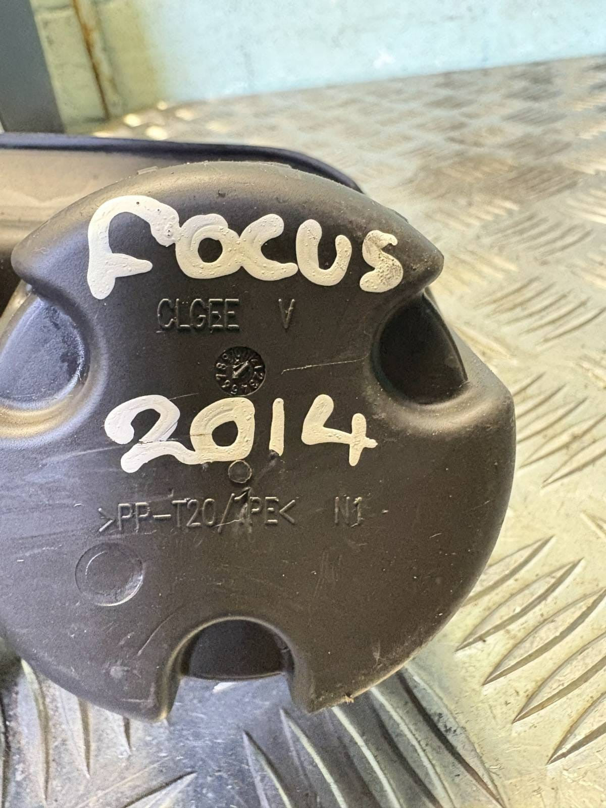 Ford Focus 2014 Center Cup holder front BM51A046B94BAW LMA10845