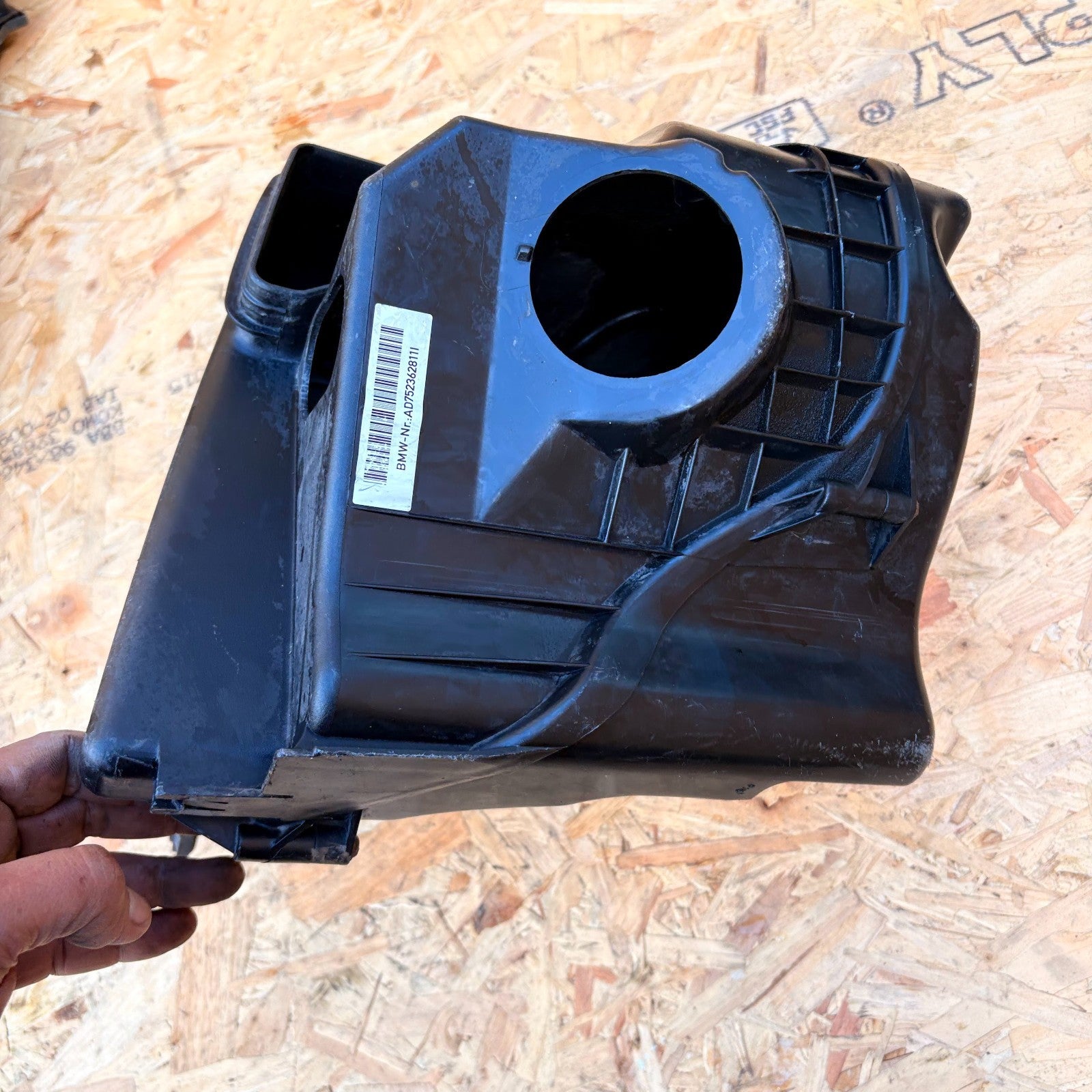 BMW 1 SERIES E87 116I 2004-2011 AIRBOX INTAKE FILTER HOUSING 13717523628