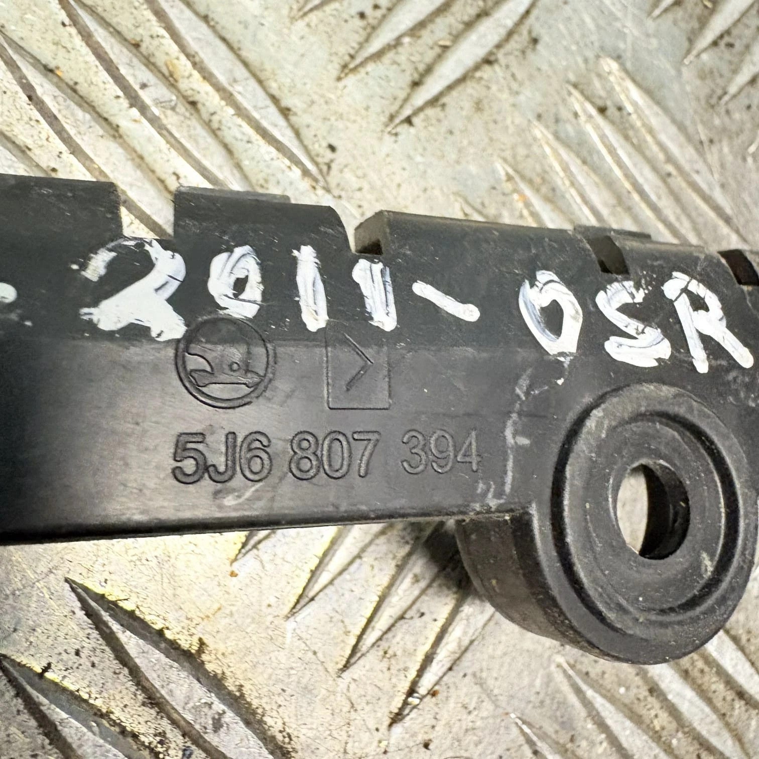 SKODA FABIA 5J MK2 2011 HATCH 5DR REAR CENTRE DRIVER BUMPER BRACKET 5J6807394