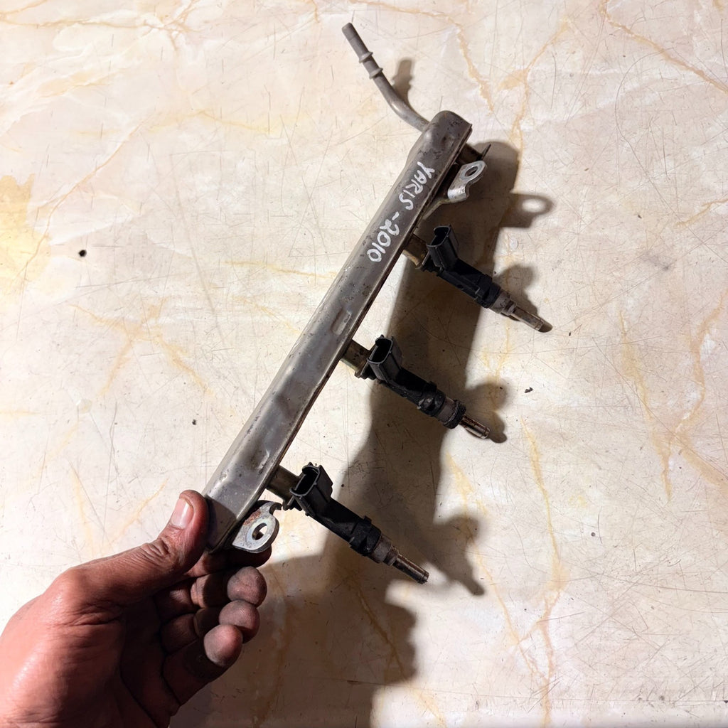 TOYOTA YARIS MK2 2006-2011 PETROL INJECTOR FUEL RAIL + INJECTORS