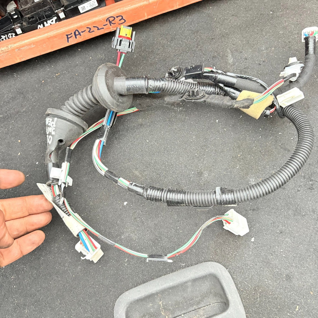 PEUGEOT 108 MK1 2014-2018 5DR OSF DRIVER FRONT DOOR WIRING LOOM 821510H390D